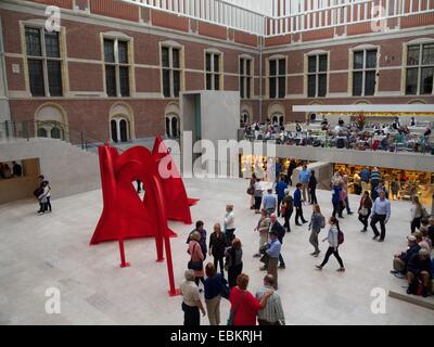 Besucher erkunden die Eingangshalle des Rijksmuseums in Amsterdam, umgeben von zeitgenössischer Kunst und historischer Architektur Niederlande, Europa Stockfoto