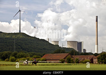 zwei Reiterinnen vor stecken Haufen Scholven, Deutschland, Nordrhein-Westfalen, Ruhrgebiet, Gelsenkirchen Stockfoto