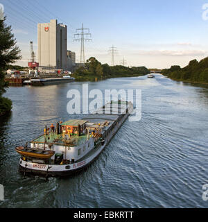 Frachtschiff auf Rhein-Herne-Kanal in der Nähe von Recklinghausen Innenhafen, Recklinghausen, Ruhrgebiet, Nordrhein-Westfalen, Deutschland Stockfoto