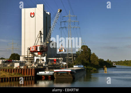 Laden ein Frachtschiff in Recklinghausen Binnenhafen am Rhein-Herne-Kanal, Deutschland, Nordrhein-Westfalen, Ruhrgebiet, Recklinghausen Stockfoto