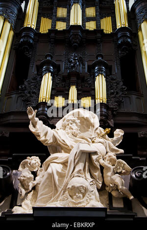 Barocke Marmorstatue von Gott dem Vater im Heiligen Erlöser-Kathedrale in Brügge, Belgien Stockfoto