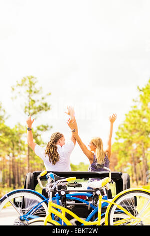 USA, Florida, Tequesta, steigende paar Hände im Auto Stockfoto