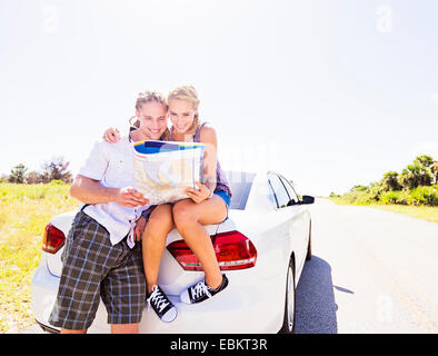 USA, Florida, Tequesta, paar am Rückseite Auto Blick auf Karte Stockfoto