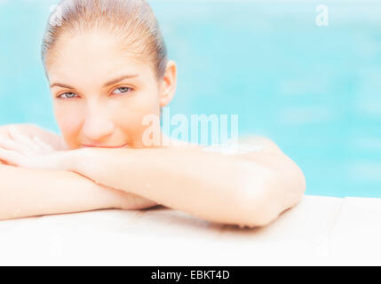 Porträt der Frau am Rand des Swimming pool Stockfoto
