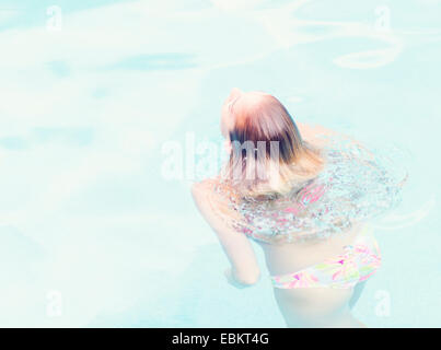 Frau, Schwimmen im Schwimmbad Stockfoto