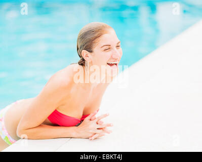 Porträt der Frau am Rand des Swimming pool Stockfoto