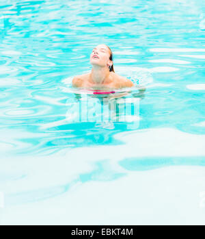 Frau, Schwimmen im Schwimmbad Stockfoto