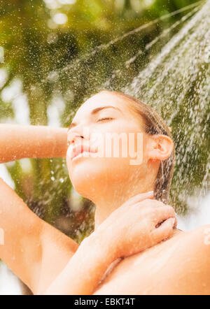Frau unter Dusche im freien Stockfoto