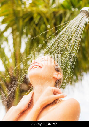 Frau unter Dusche im freien Stockfoto