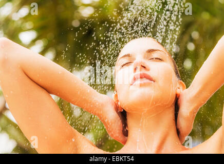 Frau unter Dusche im freien Stockfoto