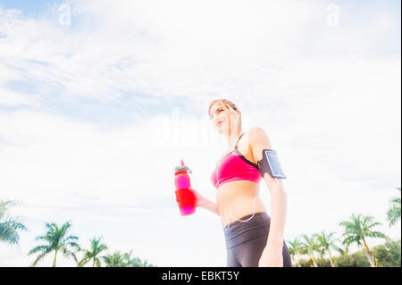 Jupiter, Florida, Frau Trinkwasser aus der Flasche Stockfoto