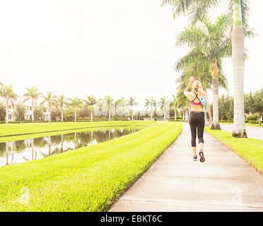 USA, Florida, Jupiter, Frau entlang promenade Trinkwasser Stockfoto