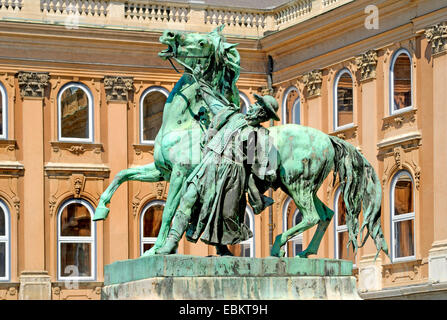 Budapest, Ungarn. Statue in ungarische Tracht "Pferd Wrangler" (György Vatsagh, 1899) mit Pferd vor dem Mu Stockfoto
