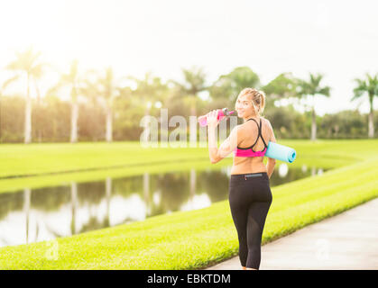 USA, Florida, Jupiter, Frau entlang promenade Trinkwasser Stockfoto