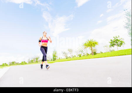 USA, Florida, Jupiter, junge Frau im Park Joggen Stockfoto