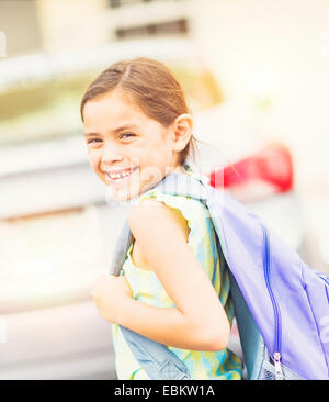Porträt des Lächelns Schüler (6-7) im freien Stockfoto