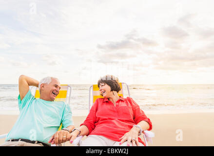 USA, Florida, Jupiter, älteres Ehepaar Entspannung am Strand Stockfoto