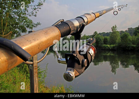 Angelausrüstung am Fluss Ruhr, Essen, Ruhrgebiet, Nordrhein-Westfalen, Deutschland Stockfoto