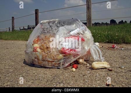 illegale Ablagerung von Siedlungsabfällen auf einer Landstraße, Deutschland Stockfoto