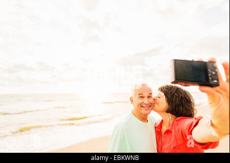 USA, Florida, Jupiter, paar nehmen Selfie am Strand bei Sonnenaufgang Stockfoto