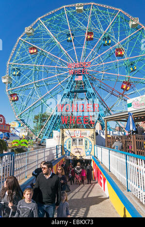 Wonder Wheel, exzentrische Riesenrad am Deno Vergnügungspark auf Coney Island, NYC, USA Stockfoto