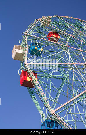 Wonder Wheel, exzentrische Riesenrad am Deno Vergnügungspark auf Coney Island, NYC, USA Stockfoto