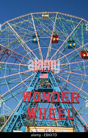 Wonder Wheel, exzentrische Riesenrad am Deno Vergnügungspark auf Coney Island, NYC, USA Stockfoto