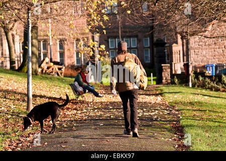 Menschen genießen Frühwinter schlendern in Dudhope Park in Dundee, Großbritannien Stockfoto