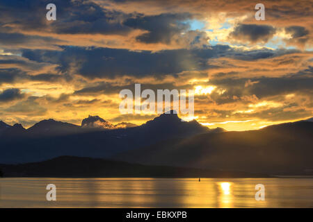 Abend Wolken über Store Blamannen, Tromsoe, Troms, Norwegen Stockfoto