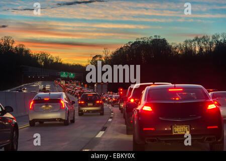 Autobahn-Verkehr bei Sonnenuntergang Stockfoto