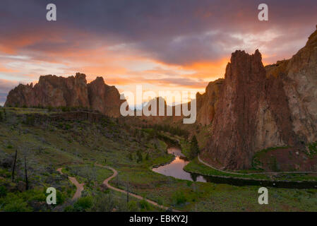 USA, Oregon, Smith Rock Landschaft mit Felsen und Fluss Stockfoto