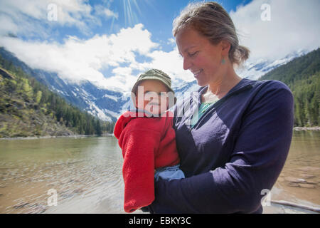 USA, Montana, Glacier Nationalpark, Lawine See, Portrait Frau mit Sohn (4-5) am Seeufer Stockfoto