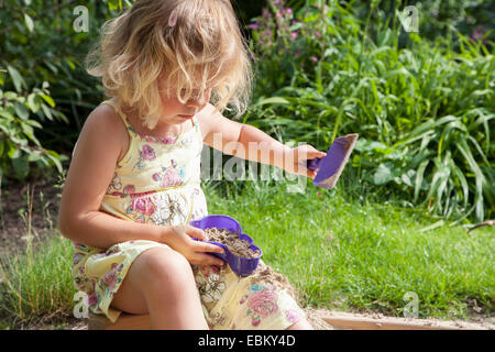 Niederlande, Helvoirt, kleines Mädchen (2-3) spielen im Sandkasten Stockfoto