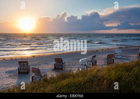 Verlassener Strand mit Strandkorb an der Ostsee bei Sonnenaufgang, Vitte, Hiddensee, Mecklenburg-Vorpommern, Deutschland Stockfoto