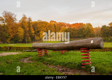 Tragbalken als Element in diesem bunten Herbstlandschaft im Vordergrund Stockfoto