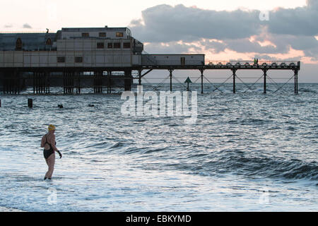 Aberystwyth, Wales, UK, 2. Dezember 2014. Wetter: Eine Dame geht zum Schwimmen bei Sonnenuntergang in Aberystwyth wie fängt beginnen zu fallen. Bildnachweis: Jon Freeman/Alamy Live-Nachrichten Stockfoto