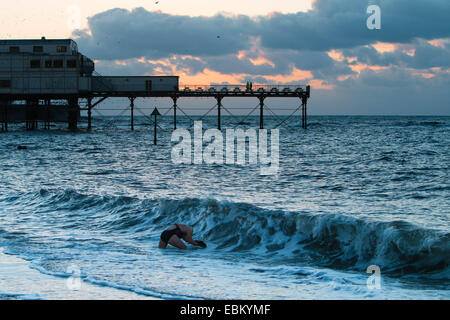 Aberystwyth, Wales, UK, 2. Dezember 2014. Wetter: Eine Dame geht zum Schwimmen bei Sonnenuntergang in Aberystwyth wie fängt beginnen zu fallen. Bildnachweis: Jon Freeman/Alamy Live-Nachrichten Stockfoto