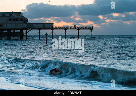 Aberystwyth, Wales, UK, 2. Dezember 2014. Wetter: Eine Dame geht zum Schwimmen bei Sonnenuntergang in Aberystwyth wie fängt beginnen zu fallen. Bildnachweis: Jon Freeman/Alamy Live-Nachrichten Stockfoto