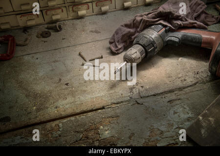 Alten Elektrowerkzeug auf Werkbank Stockfoto