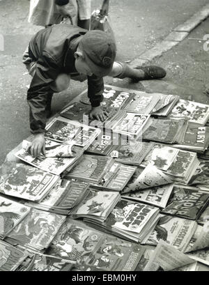 LONDON-BOY mit COMICS über 1955 Stockfoto