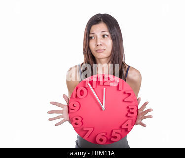 Besorgt chinesische Frau, die Uhr zeigt fünf vor zwölf Stockfoto