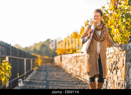 Glückliche junge Frau Wandern im herbstlichen park Stockfoto