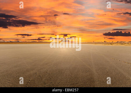 El Mirage dry Lake mit Sonnenuntergang in der kalifornischen Mojave-Wüste Stockfoto