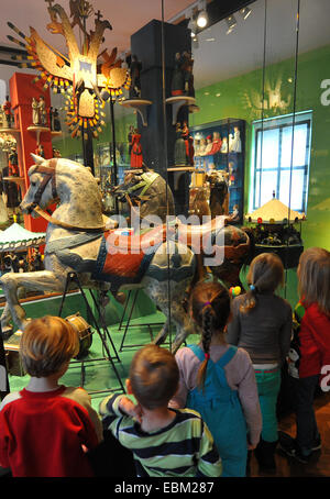 Dresden, Deutschland. 27. November 2014. Eine Gruppe von Kindern betrachten ausgestellten Karussell Pferde an Museen Fuer Saechsische Volkskunst (lit.) Museum für Sächsische Volkskunst) in Dresden, Deutschland, 27. November 2014. Die Ausstellung konzentriert sich auf lokale Familientraditionen Weihnachten läuft bis zum 1. Februar 2015. Foto: Matthias Hiekel/ZB/Dpa/Alamy Live News Stockfoto