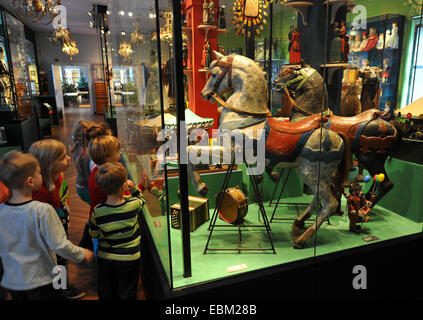 Dresden, Deutschland. 27. November 2014. Eine Gruppe von Kindern betrachten ausgestellten Karussell Pferde an Museen Fuer Saechsische Volkskunst (lit.) Museum für Sächsische Volkskunst) in Dresden, Deutschland, 27. November 2014. Die Ausstellung konzentriert sich auf lokale Familientraditionen Weihnachten läuft bis zum 1. Februar 2015. Foto: Matthias Hiekel/ZB/Dpa/Alamy Live News Stockfoto