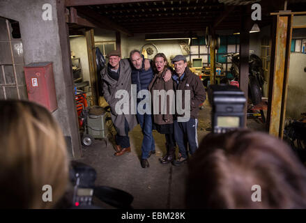 Heusenstamm, Deutschland. 2. Dezember 2014. (L-R) Schauspieler Ulrich Tukur, Wolfram Koch, Margarita Broich und Martin Wuttke während einer Pressekonferenz bei den Dreharbeiten zu einer neuen Episode der Krimiserie "Tatort" in Heusenstamm, Deutschland, 2. Dezember 2014. Der Arbeitstitel der neuen Produktion ist "Wer bin Ich?" (Wer bin ich?) Foto: FRANK RUMPENHORST/Dpa/Alamy Live News Stockfoto