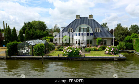 Luxus residental Gebäude durch einen Kanal, Niederlande Stockfoto