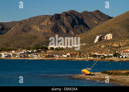 Blick von La Azohia in Richtung Isla Plana in Südspanien.  Zeigen Berge und gestrandete Yacht im Vordergrund. Stockfoto