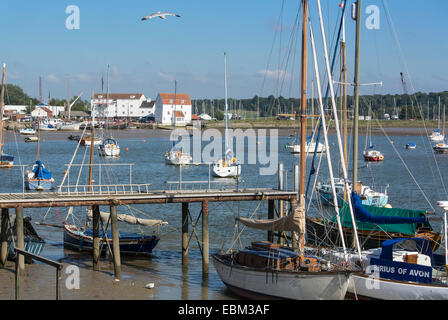 Boote auf dem Fluss Deben in Woodbridge mit Gezeiten-Mühle in Ferne Stockfoto