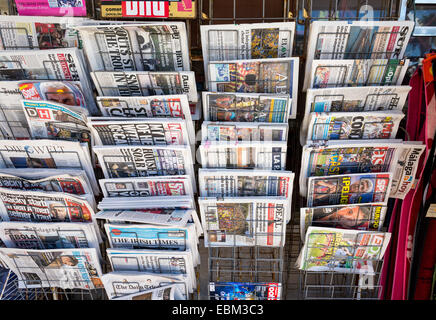 Internationale Zeitungen-Medien auf Verkauf in Torremolinos Stockfoto